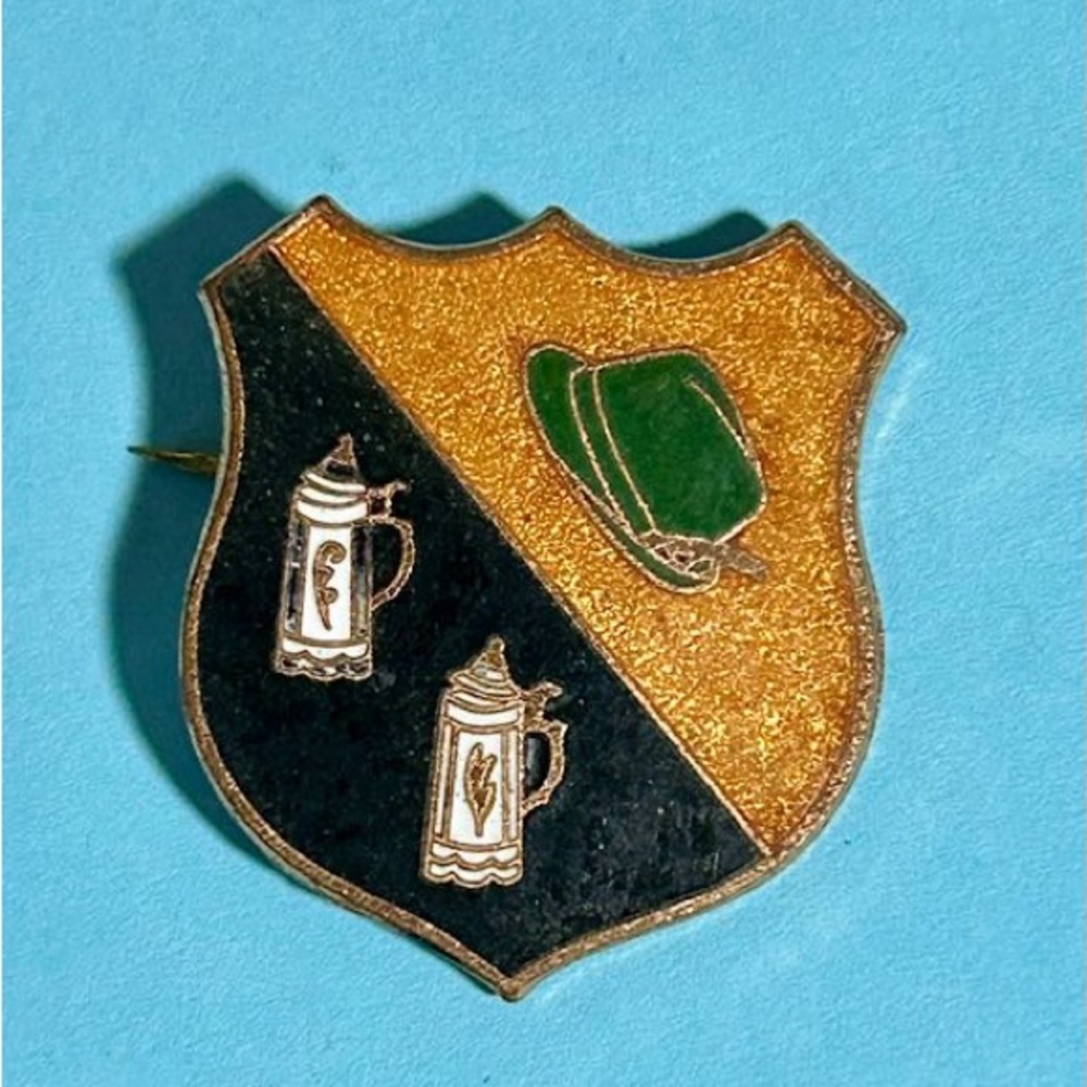 Old Irish Crest Pub badge or lapel pin